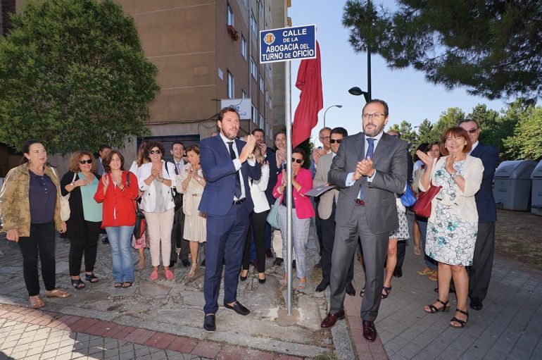 El alcalde y el decano del colegio de Abogados descubren la placa de la nueva calle junto a miembros de la corporación y otros letrados El alcalde y el decano del colegio de Abogados descubren la placa de la nueva calle junto a miembros de la corporación y otros letrados