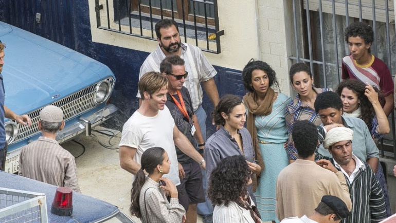 Gal Gadot (de gris) y Chris Pine (con camiseta blanca), rodando ayer en la calle Cruces Bajas de la capital. Gal Gadot (de gris) y Chris Pine (con camiseta blanca), rodando ayer en la calle Cruces Bajas de la capital.
