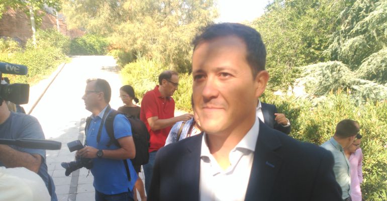 Carlos Velázquez, antes del acto en Toledo donde ha anunciado su candidatura a presidir el PP de Castilla-La Mancha Carlos Velázquez, antes del acto en Toledo donde ha anunciado su candidatura a presidir el PP de Castilla-La Mancha