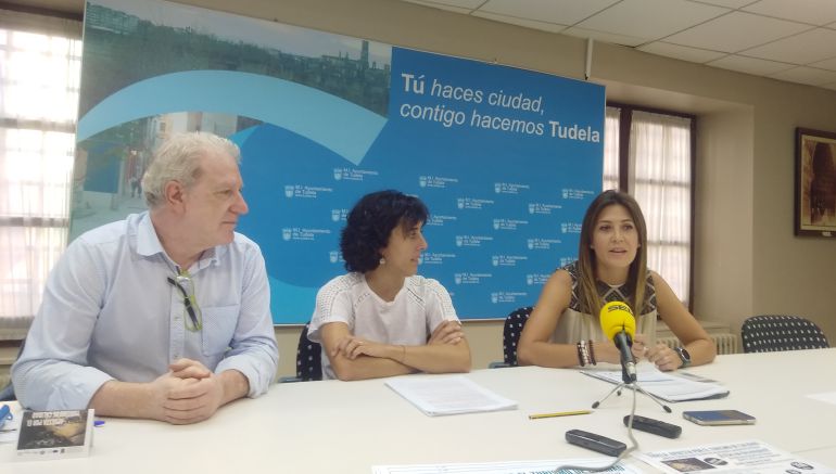 El concejal de turismo, Javier Gómez, la edil de Empleo, Marisa Marqués, y Edurne Labiano, de la Asociación Posthac, entidad social por el empleo El concejal de turismo, Javier Gómez, la edil de Empleo, Marisa Marqués, y Edurne Labiano, de la Asociación Posthac, entidad social por el empleo