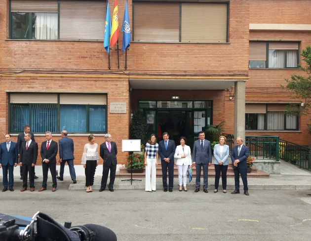 Llegada de la Reina al colegio Baudilio Arce donde fue recibida por el presidente del Principado(a su lado); la Ministra de Educación, Isabel Celáa; la Delegada del Gobierno, Delia Losa; el alcalde de Oviedo, Wenceslao López. Llegada de la Reina al colegio Baudilio Arce donde fue recibida por el presidente del Principado(a su lado); la Ministra de Educación, Isabel Celáa; la Delegada del Gobierno, Delia Losa; el alcalde de Oviedo, Wenceslao López.