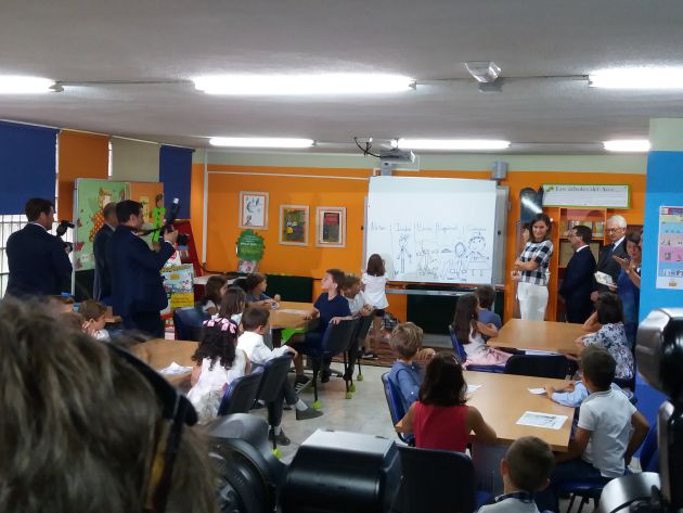 Doña Letizia visitó a niños de siete años en la Biblioteca. Enma Marín, una de las alumnos, dibuja en la pizarra Doña Letizia visitó a niños de siete años en la Biblioteca. Enma Marín, una de las alumnos, dibuja en la pizarra