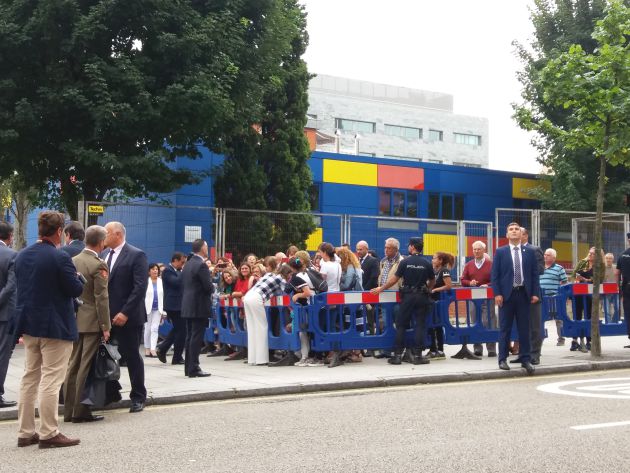 La Reina se paró a saludar a los ciudadanos, a la salida del Instituto Doctor Fleming La Reina se paró a saludar a los ciudadanos, a la salida del Instituto Doctor Fleming