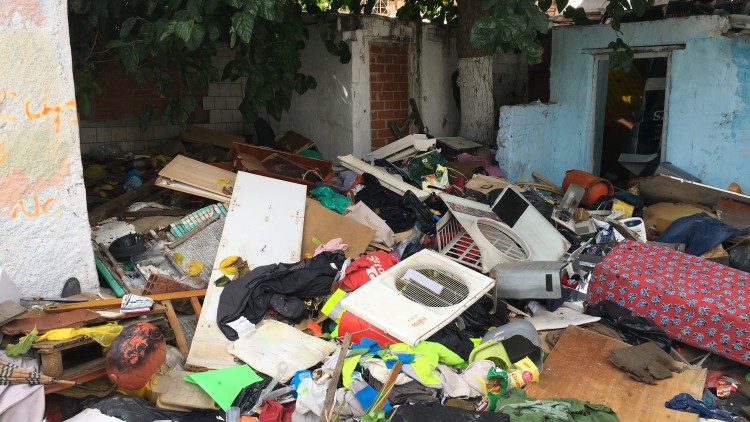 Una quinzena de menors malviuen entre cola, alcohol i deixalles a Barcelona
