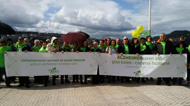 Imagen de archivo de una de las cadenas humanas organizadas por Afagi para concienciar sobre el Alzheimer. Imagen de archivo de una de las cadenas humanas organizadas por Afagi para concienciar sobre el Alzheimer.