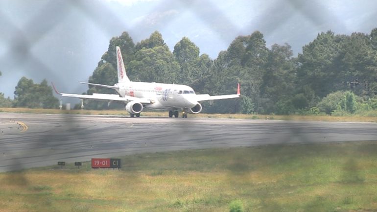 Un avión aterriza en Peinador Un avión aterriza en Peinador