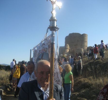 Procesión por las calles de la villa medieval de Moya. Procesión por las calles de la villa medieval de Moya.