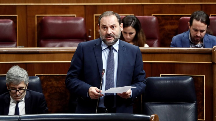 Fomento, dispuesto a estudiar que los vuelos con la península sean servicio público