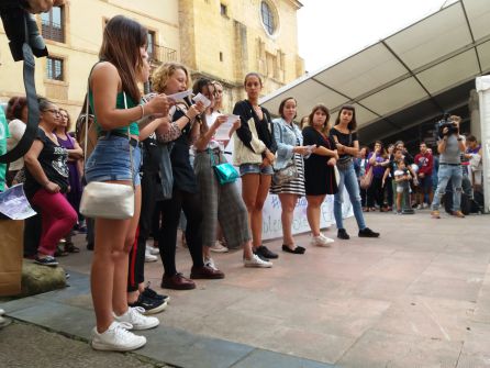 Un grupo de alumnas lee un comunicado contra el machismo en las aulas Un grupo de alumnas lee un comunicado contra el machismo en las aulas