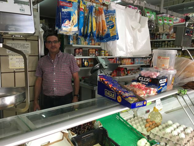 Antonio, en su tienda de alimentación Cuevas Antonio, en su tienda de alimentación Cuevas