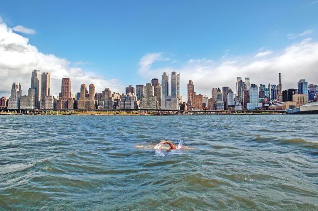 El nadador Jorge Crivillés dando la vuelta a la isla de Manhattan El nadador Jorge Crivillés dando la vuelta a la isla de Manhattan