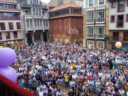 La gente siguiendo el pregón de San Mateo en la plaza del Ayuntamiento de Oviedo La gente siguiendo el pregón de San Mateo en la plaza del Ayuntamiento de Oviedo