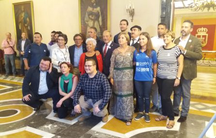 El alcalde de Oviedo, Wenceslao López y la pregonera de San Mateo, Concha Quirós, posan con miembros de la corporación municipal y los capitanes de Baminton Oviedo y Oviedo Baloncesto, encargados de lanzar el chupinazo de las fiestas El alcalde de Oviedo, Wenceslao López y la pregonera de San Mateo, Concha Quirós, posan con miembros de la corporación municipal y los capitanes de Baminton Oviedo y Oviedo Baloncesto, encargados de lanzar el chupinazo de las fiestas