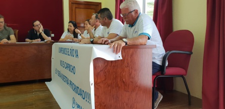 Concejales del Pasrtido Popular en un pleno con la pancarta de la campaña para pedir la limpieza del río Concejales del Pasrtido Popular en un pleno con la pancarta de la campaña para pedir la limpieza del río