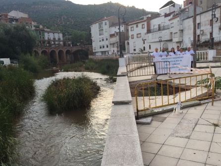 Los concejales del PP sobre el río Los concejales del PP sobre el río