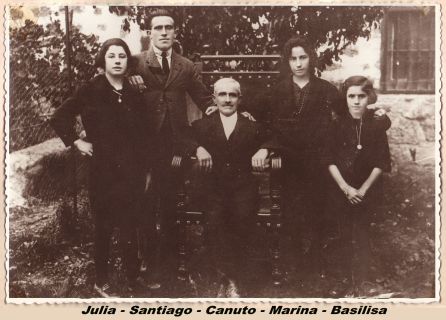 Canuto, sentado en el centro, junto a cuatro de sus hijos Canuto, sentado en el centro, junto a cuatro de sus hijos