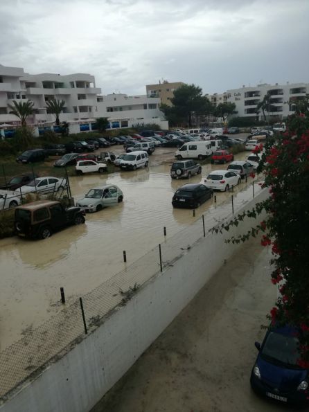 Aparcamiento inundado Aparcamiento inundado