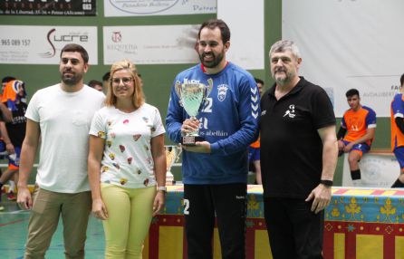 Fran Tirado recogió el trofeo de campeón Fran Tirado recogió el trofeo de campeón