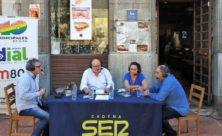 A la derecha, Paula Álvarez, gerente de la IGP Faba Asturiana e Iván Villar, de la Gran Vetusta A la derecha, Paula Álvarez, gerente de la IGP Faba Asturiana e Iván Villar, de la Gran Vetusta