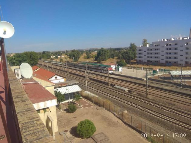 El metrotren en el apeadero de Villarrubia El metrotren en el apeadero de Villarrubia