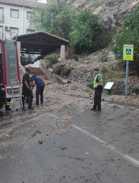 En La Iruela el agua arrastró una gran cantidad de tierra y piedras que descendieron por la ladera junto al tradicional "Lavadero" frente al hotel En La Iruela el agua arrastró una gran cantidad de tierra y piedras que descendieron por la ladera junto al tradicional "Lavadero" frente al hotel