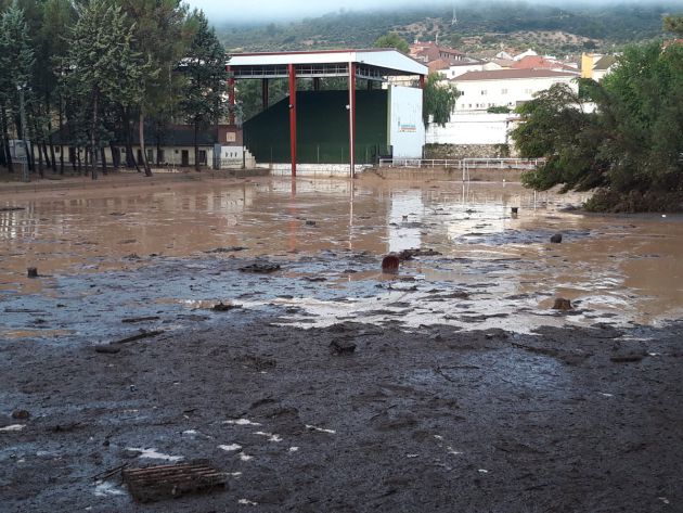 Imagen del campo de fútbol de Sacedón tras la tormenta de ayer. Imagen del campo de fútbol de Sacedón tras la tormenta de ayer.