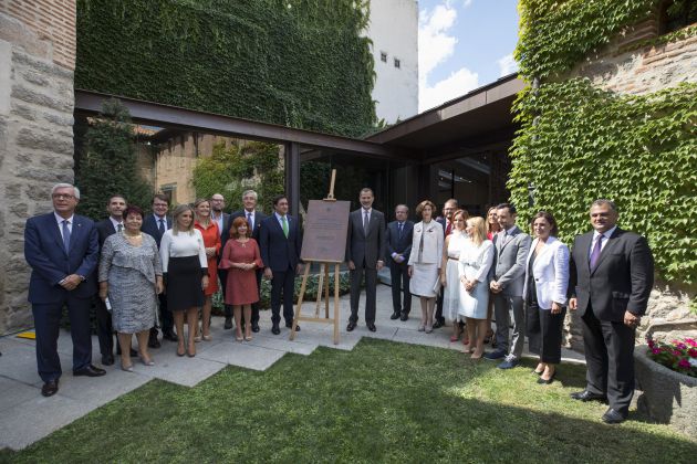 Foto de familia de los representantes de las 15 ciudades patrimonio con el Rey Felipe VI Foto de familia de los representantes de las 15 ciudades patrimonio con el Rey Felipe VI