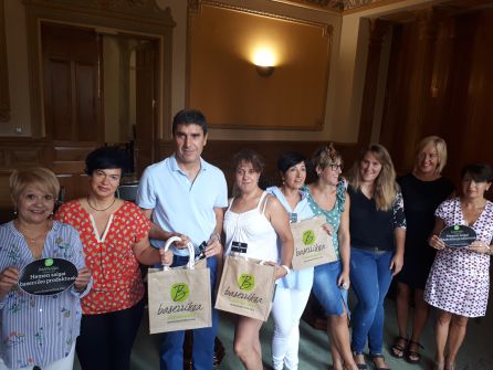 Autoridades municipales, representantes de Debemen, baserritarras y comerciantes posan tras la presentación Autoridades municipales, representantes de Debemen, baserritarras y comerciantes posan tras la presentación