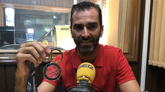 Dani Molina en los estudios de SER Guadalajara con su medalla de Campeón del Mundo 2018 Dani Molina en los estudios de SER Guadalajara con su medalla de Campeón del Mundo 2018