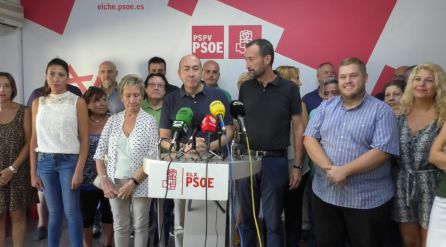 Carlos Gonzalez y Alejandro Soler junto a la ejecutiva local del PSOE esta mañana Carlos Gonzalez y Alejandro Soler junto a la ejecutiva local del PSOE esta mañana