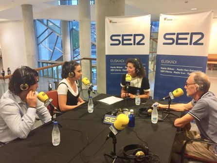 Los hermanos Daniel y Mariela Landeta; y Miguel Corcóstegui, entrevistados por Eva Domaika Los hermanos Daniel y Mariela Landeta; y Miguel Corcóstegui, entrevistados por Eva Domaika