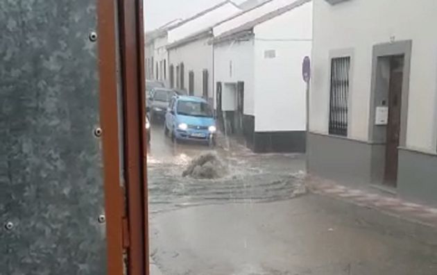 Agua saliendo a borbotones de una alcantarilla del barrio de El Cerro en Peñarroya Agua saliendo a borbotones de una alcantarilla del barrio de El Cerro en Peñarroya