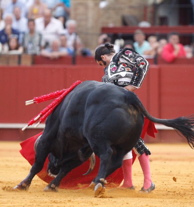 Morante en un derechazo al cuarto toro de la tarde Morante en un derechazo al cuarto toro de la tarde