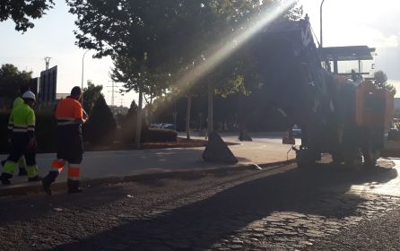Comienza el asfaltado de la Avenida de los Reyes Católicos Comienza el asfaltado de la Avenida de los Reyes Católicos