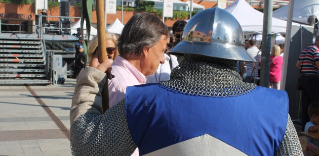 El alcalde de Alcobendas, Ignacio García de Vinuesa, charla con un miembro de los Mercenarios del Tiempo El alcalde de Alcobendas, Ignacio García de Vinuesa, charla con un miembro de los Mercenarios del Tiempo
