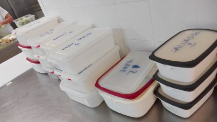 Fiambreras preparadas para las familias participantes de la Cocina Solidaria Fiambreras preparadas para las familias participantes de la Cocina Solidaria