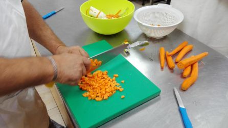 Salvador, uno de los participantes, preparando un sofrito Salvador, uno de los participantes, preparando un sofrito