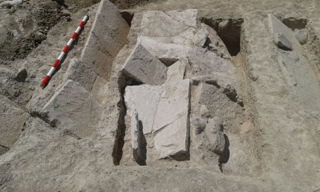 Tumbas en la necrópolis medieval de Baza Tumbas en la necrópolis medieval de Baza