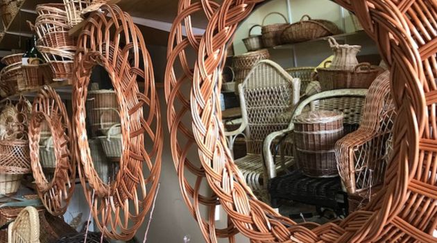 Espejos trenzados en mimbre entre otros objetos elaborados por José Luis Encijo. Espejos trenzados en mimbre entre otros objetos elaborados por José Luis Encijo.