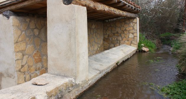 Lavadero junto a un arroyo en La Herrería de Santa Cristina. Lavadero junto a un arroyo en La Herrería de Santa Cristina.