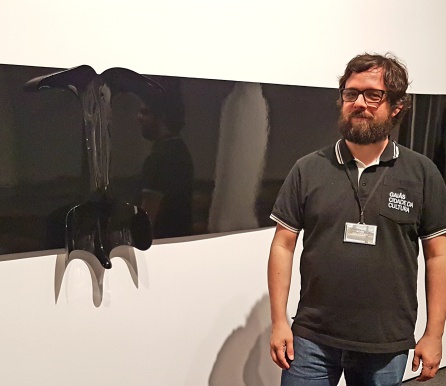 Xoán Escudero, depto. de didáctica Cidade da Cultura, a lado de una obra de Mónica Alonso Xoán Escudero, depto. de didáctica Cidade da Cultura, a lado de una obra de Mónica Alonso