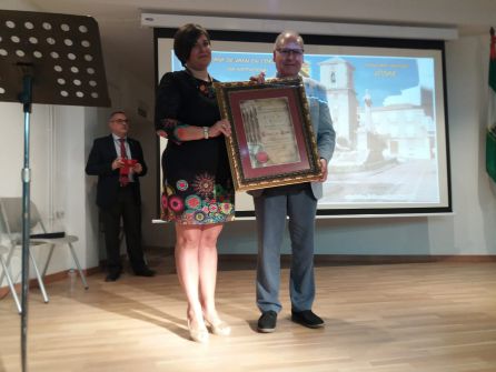 La teniente de alcalde, Mª Teresa García, entrega un cuadro conmemorativo al presidente de la Casa deJaén en Córdoba La teniente de alcalde, Mª Teresa García, entrega un cuadro conmemorativo al presidente de la Casa deJaén en Córdoba