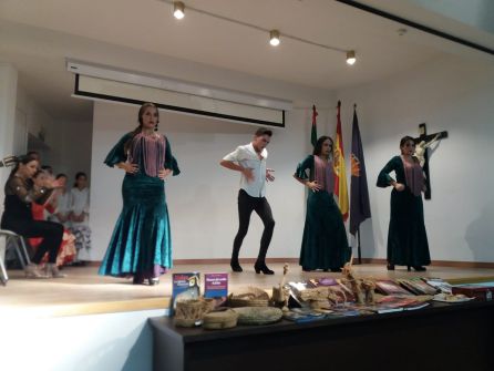 Actuación de uno de los grupos de baile de las alumnas y alumnos de Antonia Mula Actuación de uno de los grupos de baile de las alumnas y alumnos de Antonia Mula