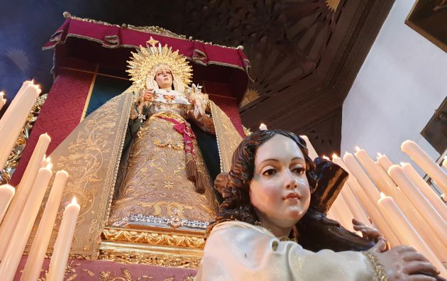 Altar de cultos de la Virgen de la Esperanza de Granada, en la iglesia Santa Ana, en el triduo previo a su coronación canónica Altar de cultos de la Virgen de la Esperanza de Granada, en la iglesia Santa Ana, en el triduo previo a su coronación canónica