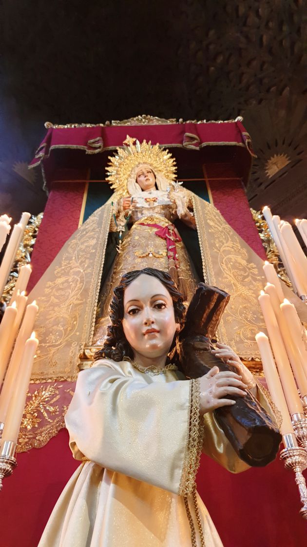 Altar de cultos de la Virgen de la Esperanza de Granada, en la iglesia Santa Ana, en el triduo previo a su coronación canónica Altar de cultos de la Virgen de la Esperanza de Granada, en la iglesia Santa Ana, en el triduo previo a su coronación canónica