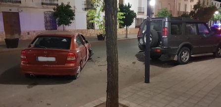 El fuerte impacto desplazó al todoterreno sobre el acerado El fuerte impacto desplazó al todoterreno sobre el acerado