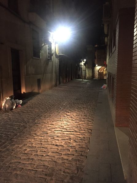 Imágenes de Almendros Aguilar el pasado viernes donde se observa que no se colocaron los contenedores de quita y pon Imágenes de Almendros Aguilar el pasado viernes donde se observa que no se colocaron los contenedores de quita y pon