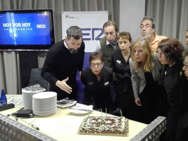 Después del programa los trabajadores del Parador de Gredos y el equipo de Hoy por Hoy han soplado las velas en la tarta conmemorativa del 90 aniversario Después del programa los trabajadores del Parador de Gredos y el equipo de Hoy por Hoy han soplado las velas en la tarta conmemorativa del 90 aniversario