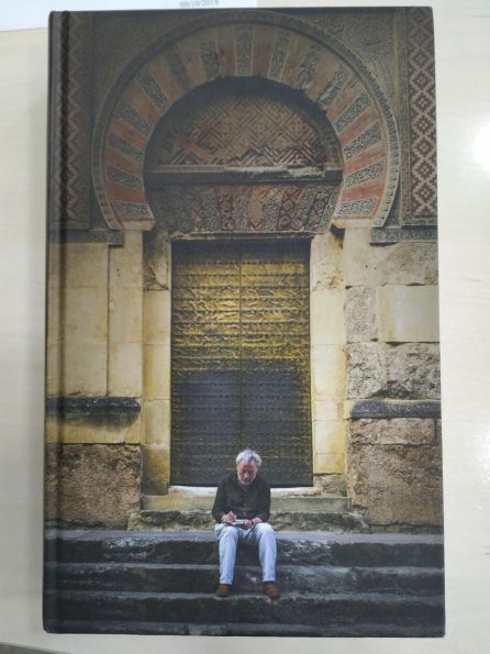 La fotografía que ilustra la portada del libro de Llamazares, en una de las puertas de la Mezquita de Córdoba. La fotografía que ilustra la portada del libro de Llamazares, en una de las puertas de la Mezquita de Córdoba.