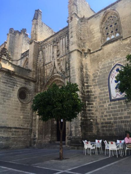 Mesas de la terraza de Mi Capricho junto a la capilla del Sagrario de San Miguel Mesas de la terraza de Mi Capricho junto a la capilla del Sagrario de San Miguel